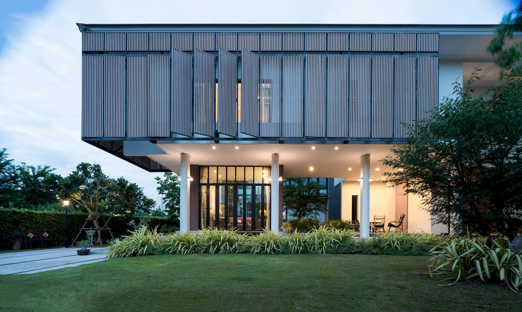 Tiwanon House: A Modern House with A Distance between Rooms for Maximum Privacy