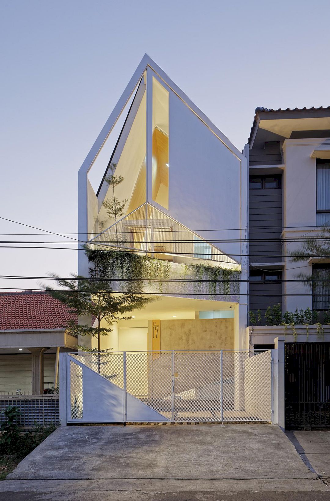 Trow House: A Triangle Top Ceiling to Maximize the Air Circulation