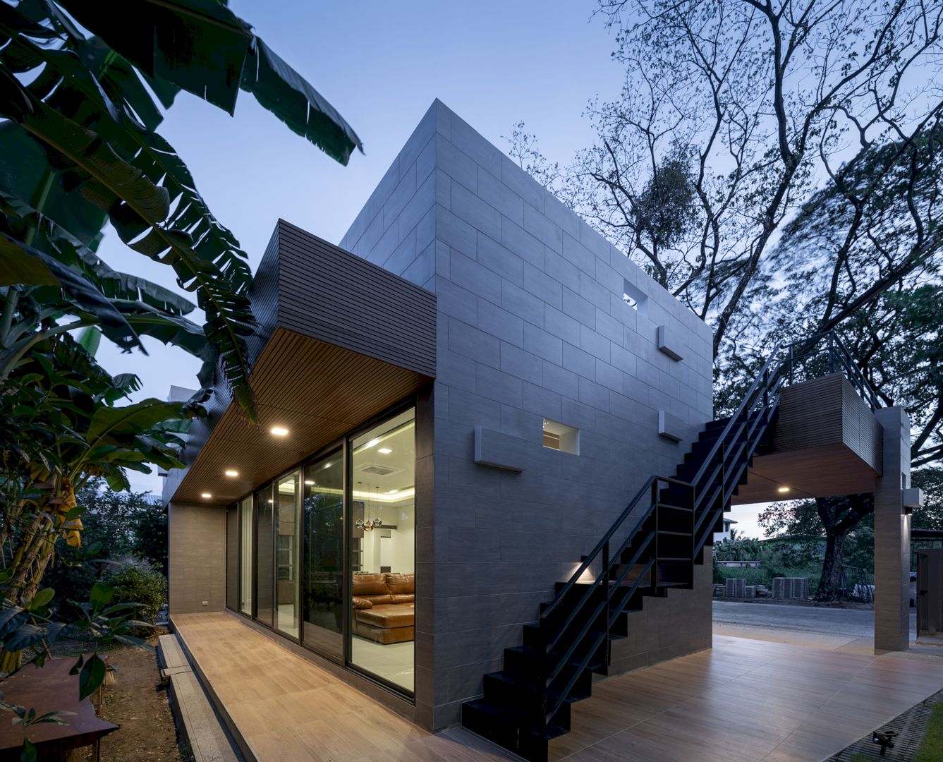 Phutthamonthon-Y House: A Small House with A Concrete Rooftop Garden