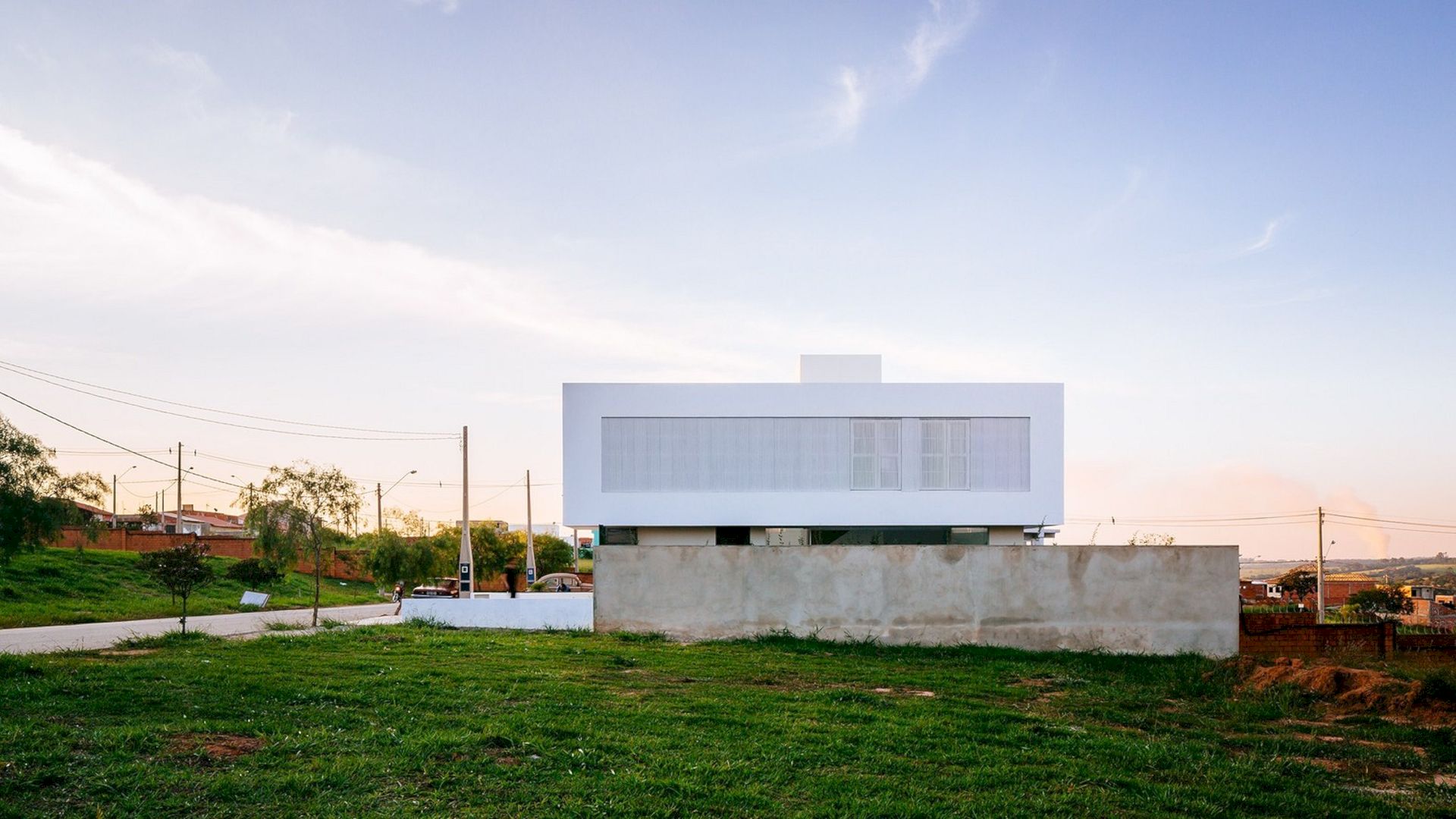 Sorocaba House: A Modern House with Two Overlapping Volumes