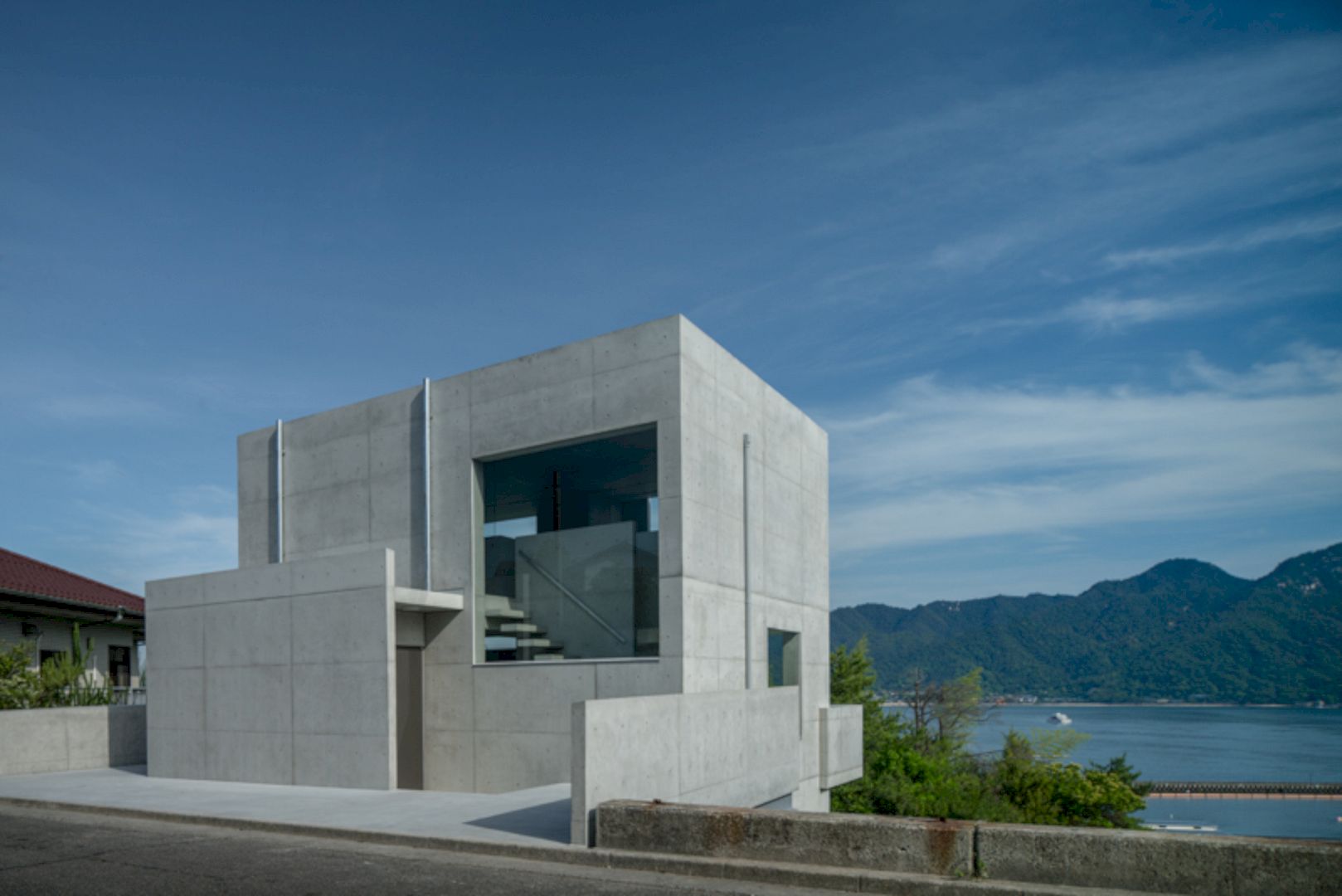 House in Ajina: A Simple Composition to Respond to the Blessings of the Location