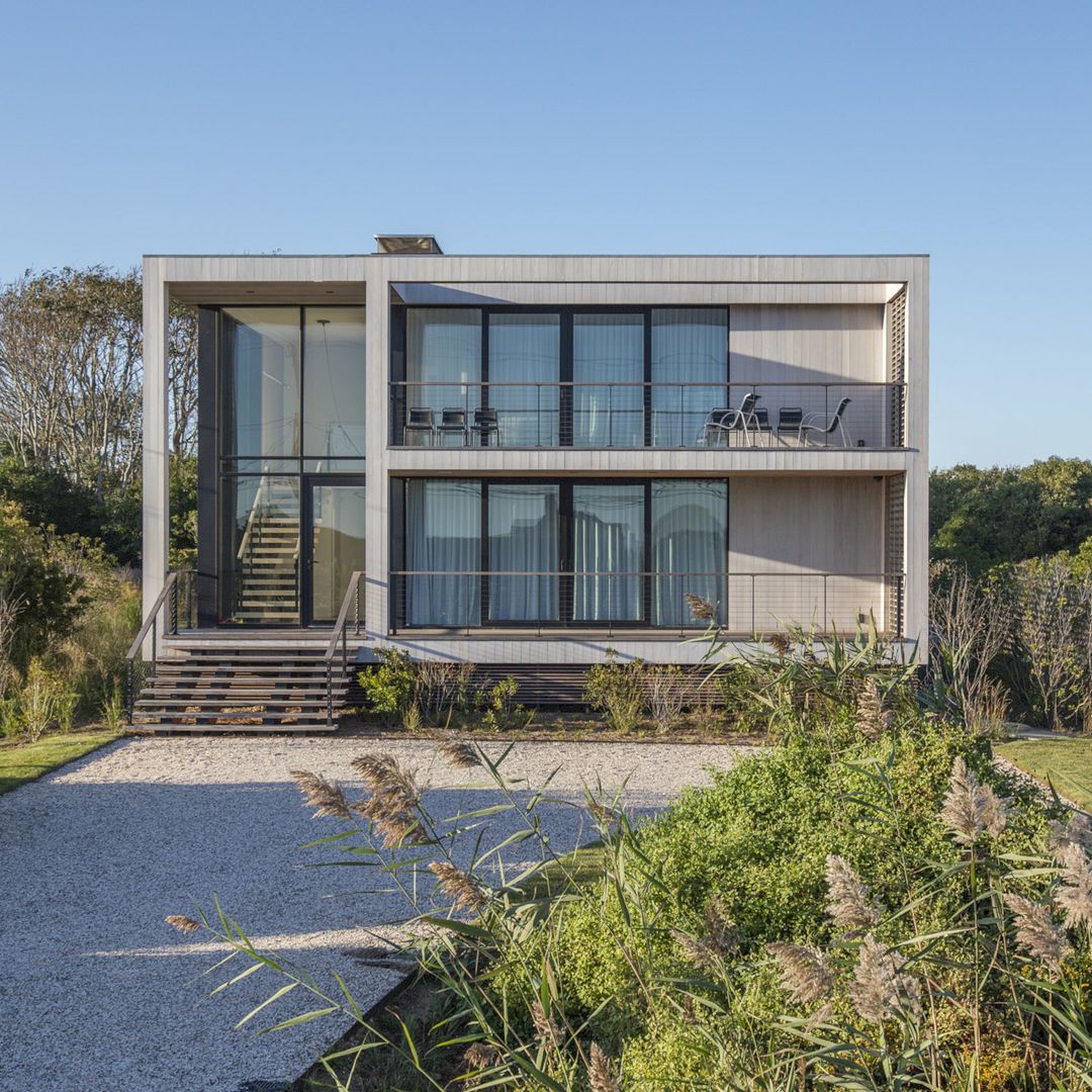 Ditch Plains: An ‘Upside Down’ House with Durable Materials