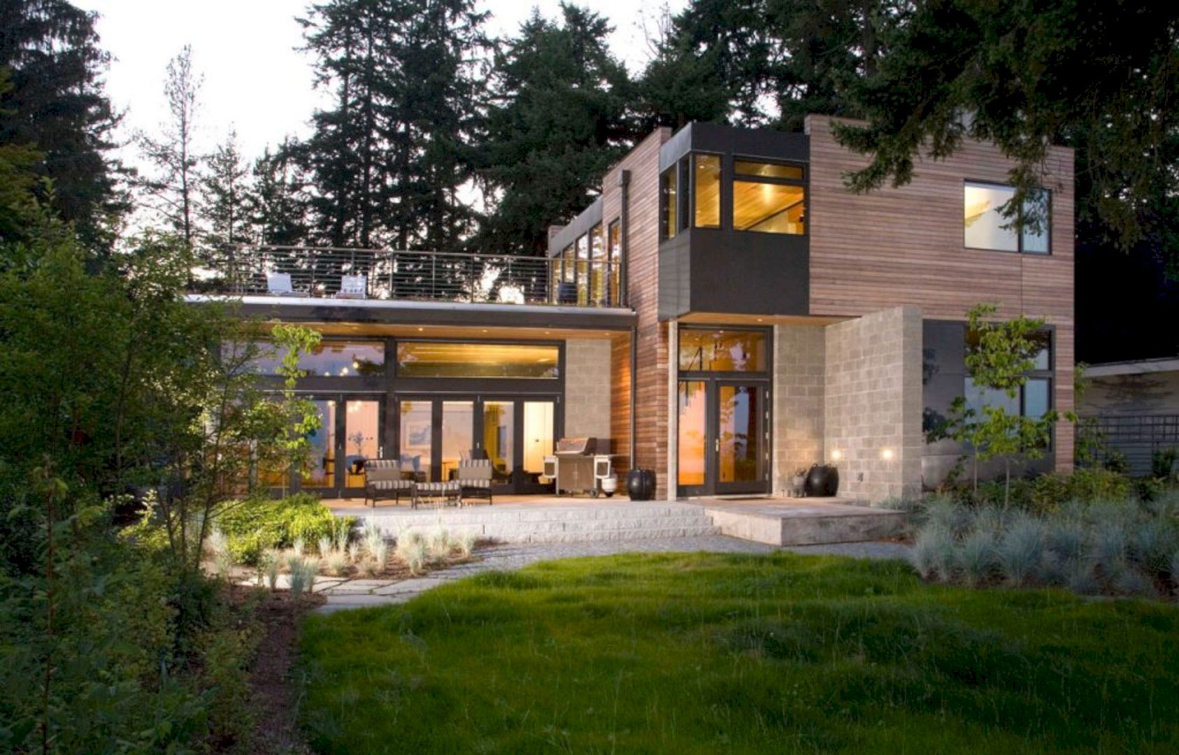 Platinum House: An Environmentally Friendly House with Enjoyable Unique Views