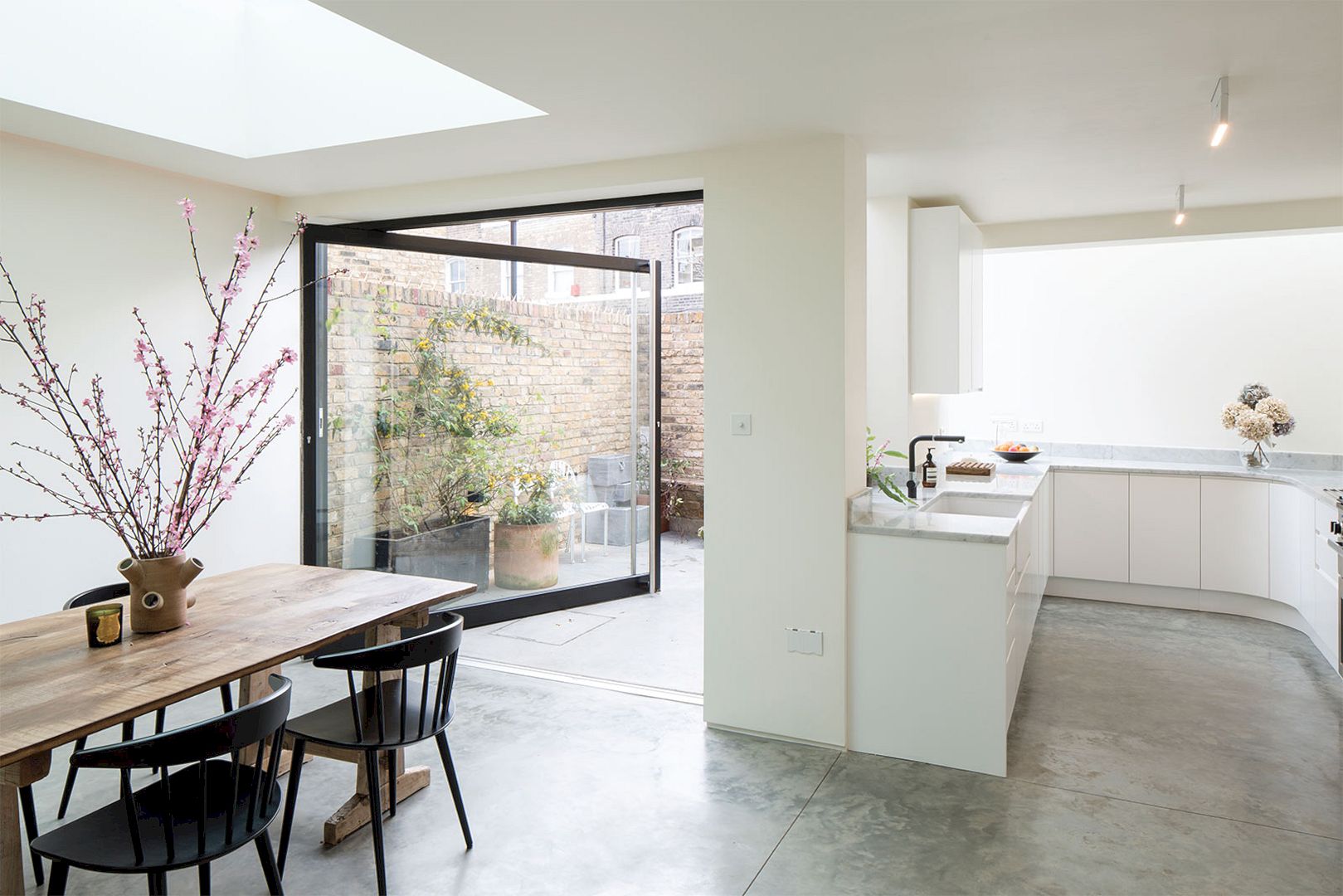 Columbia Road House: A Ground-Floor Rear Extension to Maximize Light and Space